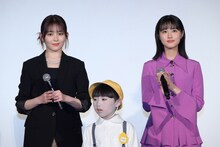 左から久間田琳加、ツトムくん、原菜乃華。