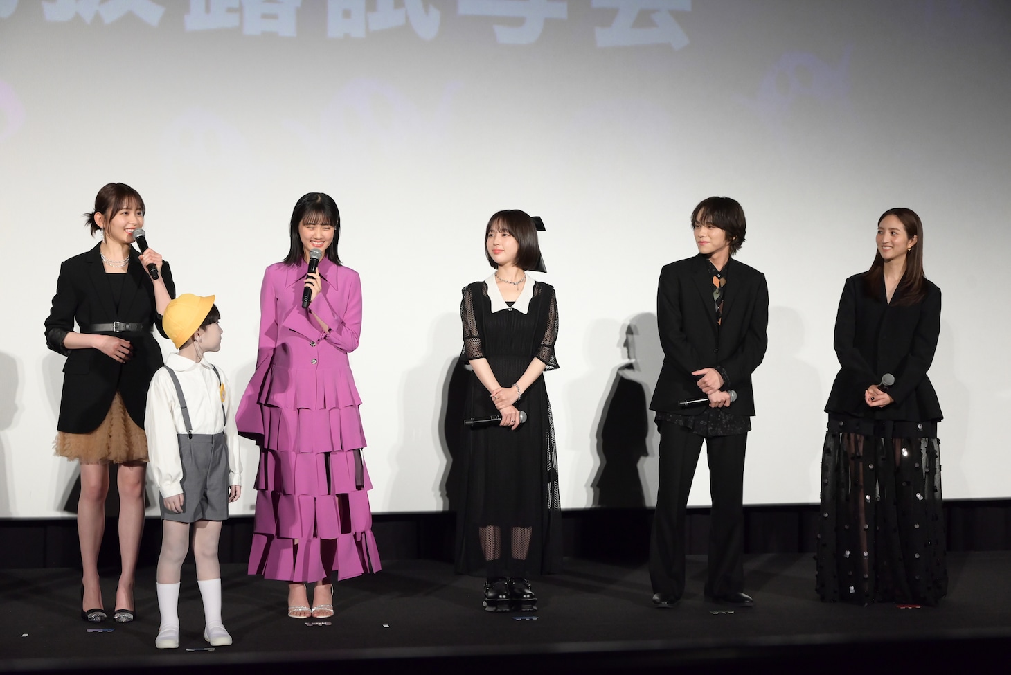 左から久間田琳加、ツトムくん、原菜乃華、なえなの、山下幸輝（WILD BLUE）、堀田茜。