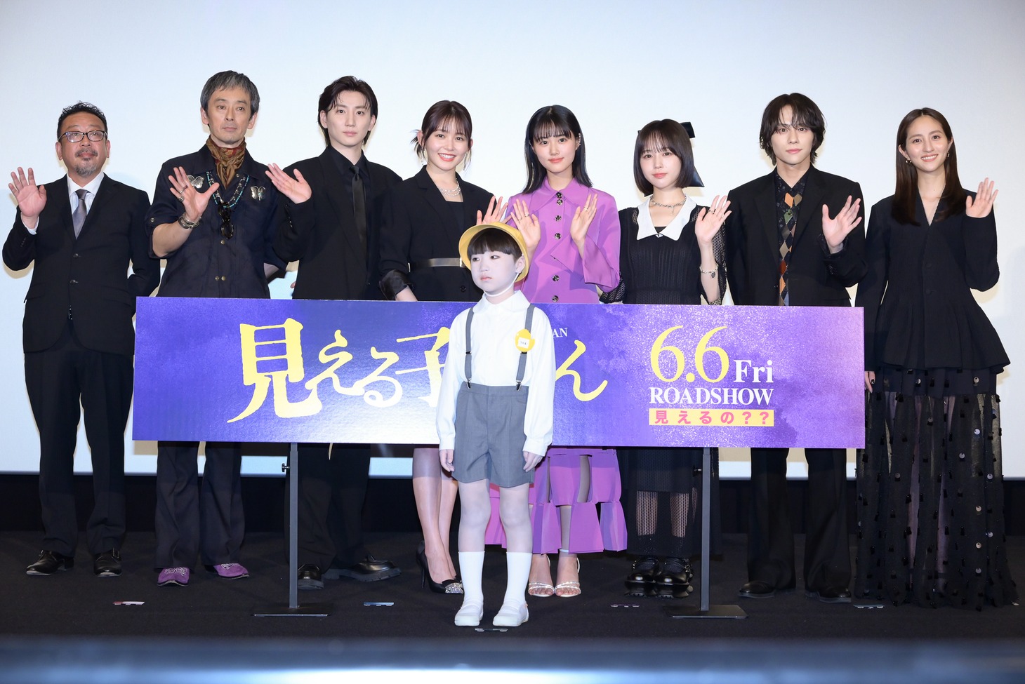 左から中村義洋監督、滝藤賢一、京本大我（SixTONES）、久間田琳加、原菜乃華、なえなの、山下幸輝（WILD BLUE）、堀田茜。パネル前にはツトムくんの姿も。