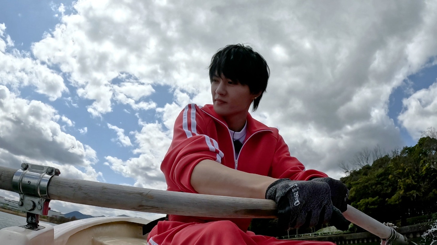 船を漕ぐ佐野勇斗（M!LK）。 ©TBS