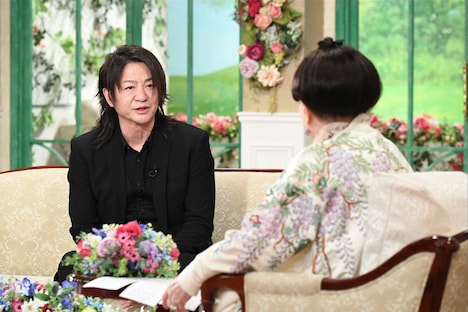 テレビ朝日系「徹子の部屋」より。左から、TERU（GLAY）、黒柳徹子。©テレビ朝日