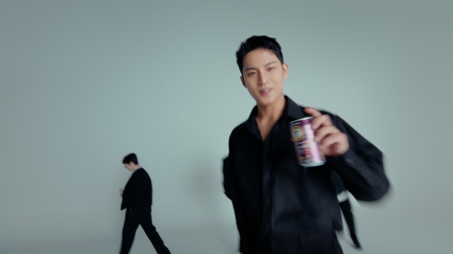 サントリーの新CM「サントリー・ノンアル アンバサダー ノンアルをもっと自由に」編より。