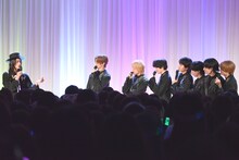 栗原類（左）によるタロット占いの結果に耳を傾ける原因は自分にある。