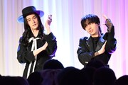 栗原類（左）にタットダンスをレクチャーする長野凌大（右）。