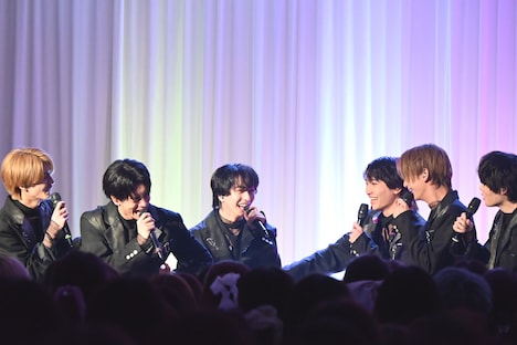 武藤潤の突然の涙に驚くメンバー。