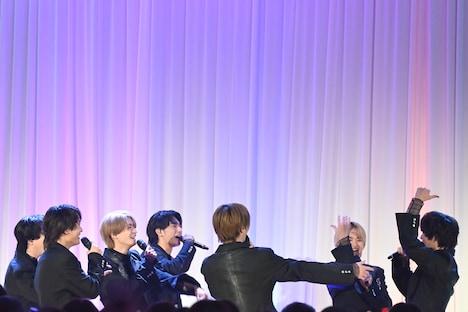 イベント終了後、自信満々に間違った退場ルートを指す小泉光咲（右）。