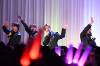 手を振りながら退場するメンバー。