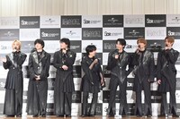 囲み取材の様子。