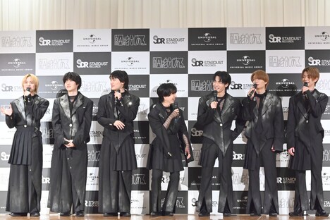 囲み取材の様子。