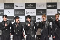 報道陣に涙について追及された武藤潤（中央）。