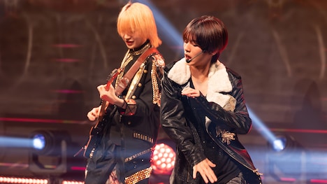 「Star Song Special」より、ライブコーナーでのジュニア。©Storm Labels Inc.