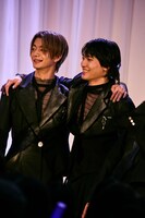 肩を組む吉澤要人と桜木雅哉。（撮影：斎藤大嗣）