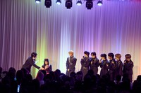 栗原類によるタロット占いの様子。（撮影：斎藤大嗣）