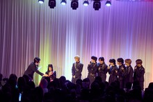 栗原類によるタロット占いの様子。（撮影：斎藤大嗣）