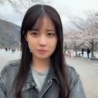 櫻坂46新メンバー、勝又春は団子を味わう