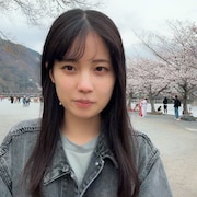 櫻坂46新メンバー、勝又春は団子を味わう