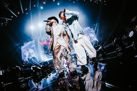 HYDEと山中拓也（THE ORAL CIGARETTES）。（Photo by Ryotaro Kawashima）