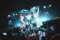 HYDEと山中拓也（THE ORAL CIGARETTES）。（Photo by Ryotaro Kawashima）