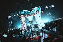 HYDEと山中拓也（THE ORAL CIGARETTES）。（Photo by Ryotaro Kawashima）