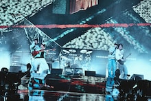 THE ORAL CIGARETTESとMasato（coldrain）のステージの様子。（Photo by Ryotaro Kawashima）