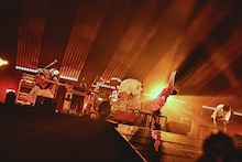 THE ORAL CIGARETTESとMasato（coldrain）のステージの様子。（Photo by Ryotaro Kawashima）