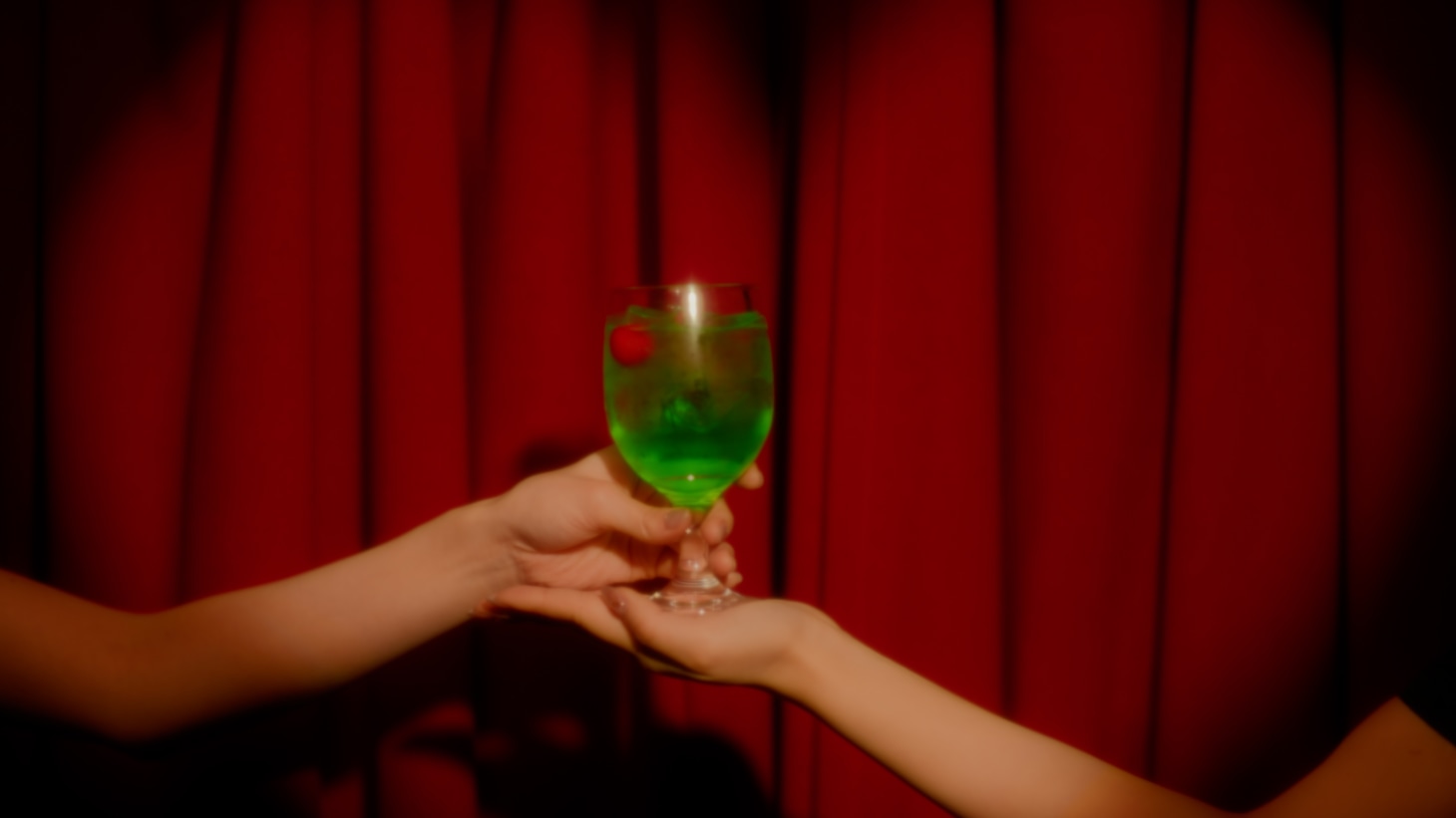 ≠ME「カフェ樂園」ミュージックビデオより。