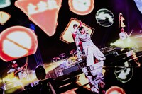 THE ORAL CIGARETTESとSKY-HIのステージの様子。（Photo by SHOTARO）