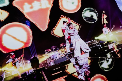 THE ORAL CIGARETTESとSKY-HIのステージの様子。（Photo by SHOTARO）