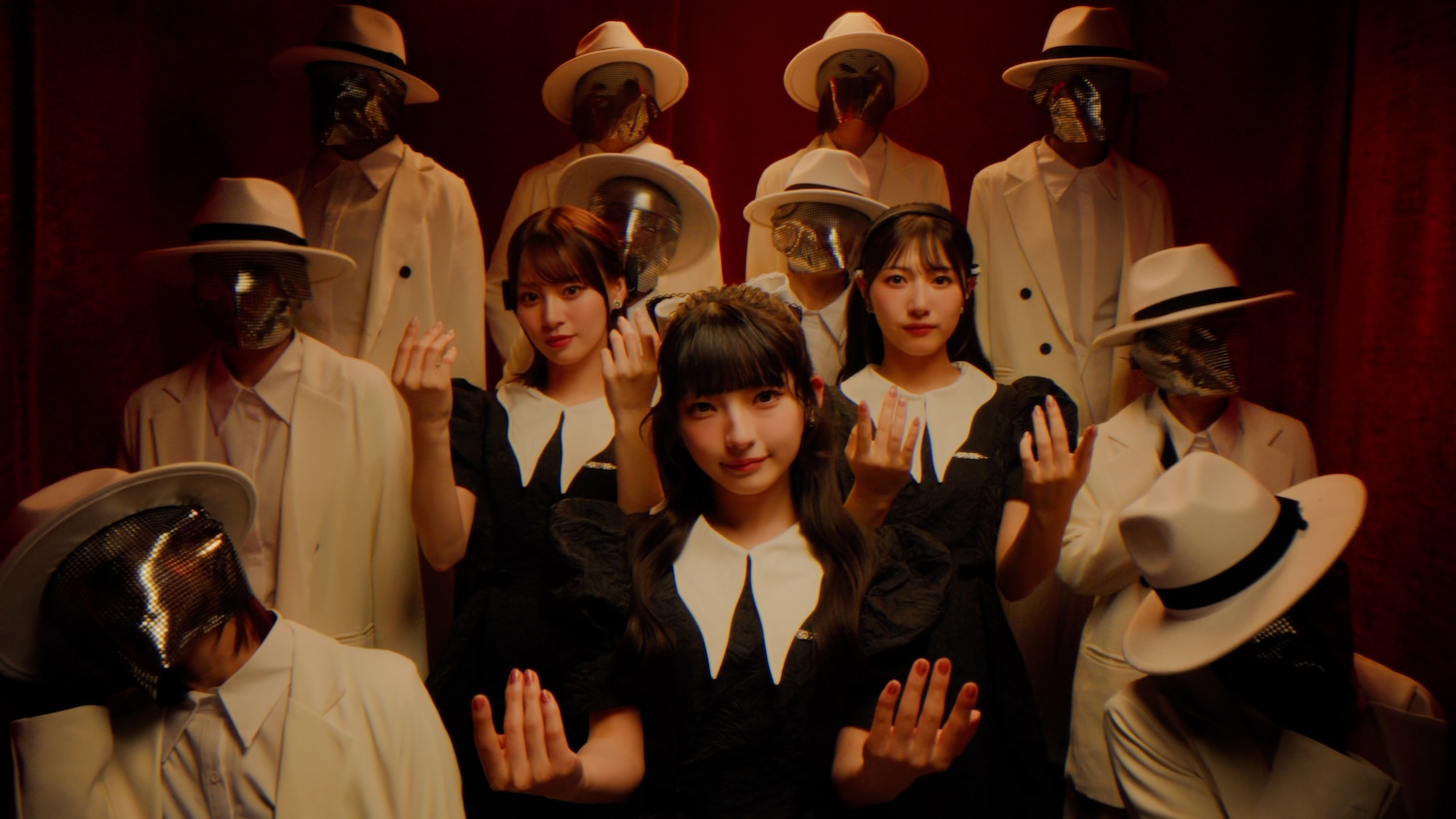 ≠ME「カフェ樂園」ミュージックビデオより。