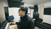 楽曲制作中のtofubeats。