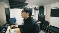 楽曲制作中のtofubeats。