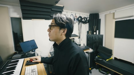 楽曲制作中のtofubeats。