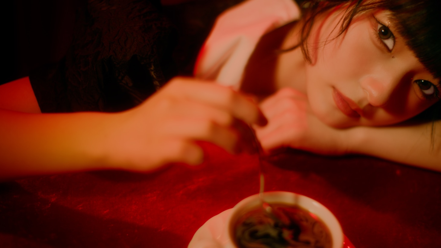 ≠ME「カフェ樂園」ミュージックビデオより。