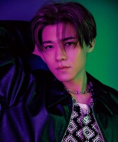 新浜レオンのお気に入りのレザージャケットを着たカット。