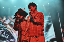 HYDEと山中拓也（THE ORAL CIGARETTES）。（Photo by Ryotaro Kawashima）