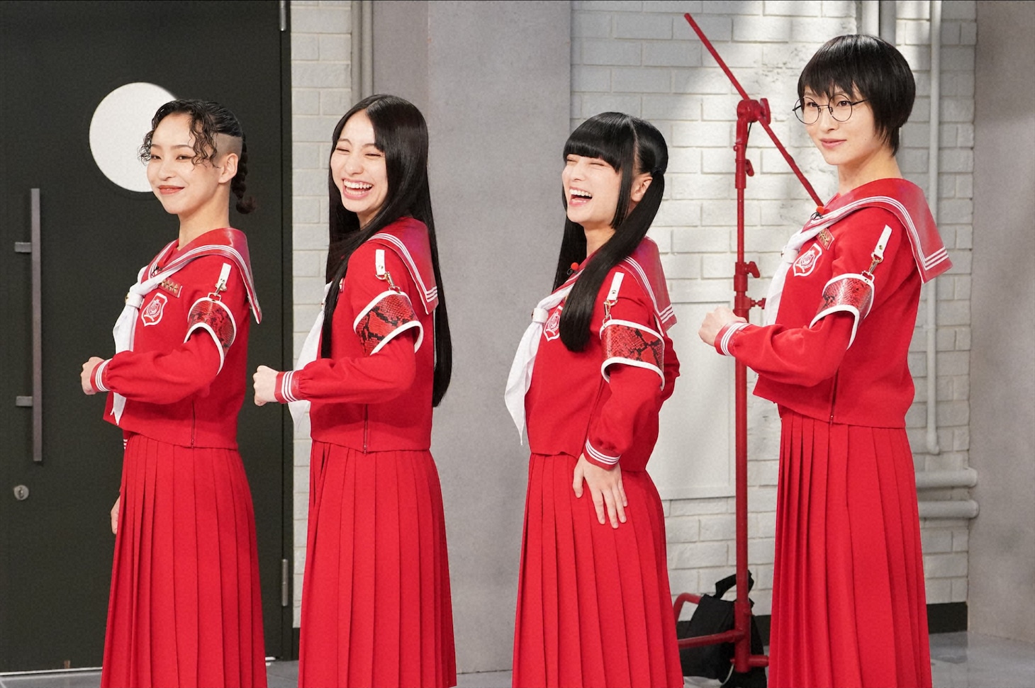 日本テレビ系「おしゃれクリップ」より、新しい学校のリーダーズ。©日本テレビ