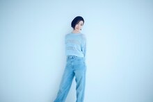 坂本真綾の新アーティスト写真。