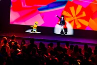 左からピーナッツくん、月ノ美兎。