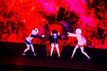 左から笹木咲、月ノ美兎、椎名唯華。