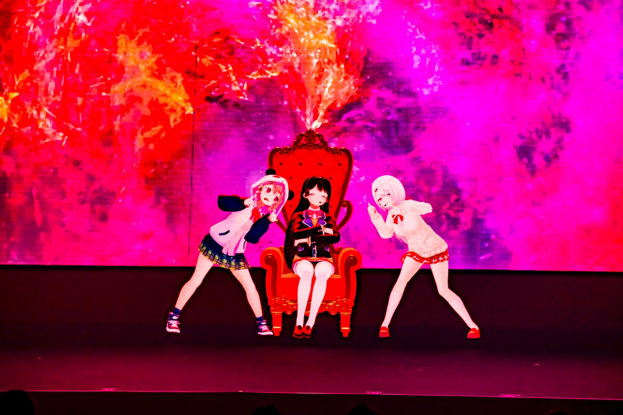 左から笹木咲、月ノ美兎、椎名唯華。