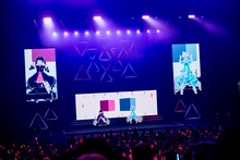 左から月ノ美兎、電脳少女シロ。