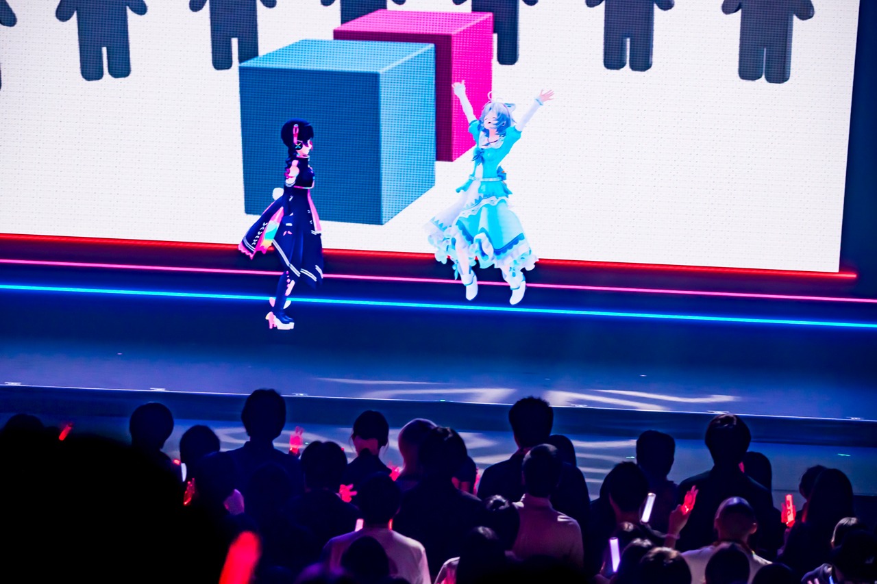 左から月ノ美兎、電脳少女シロ。