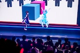左から月ノ美兎、電脳少女シロ。