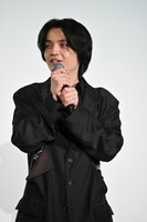 マイクの“両手持ち”を菊池風磨に「かわいい」と指摘された岡山天音。