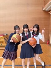 FES☆TIVEの新メンバー。左から小柴あいり、七瀬あい、星乃ななみ。