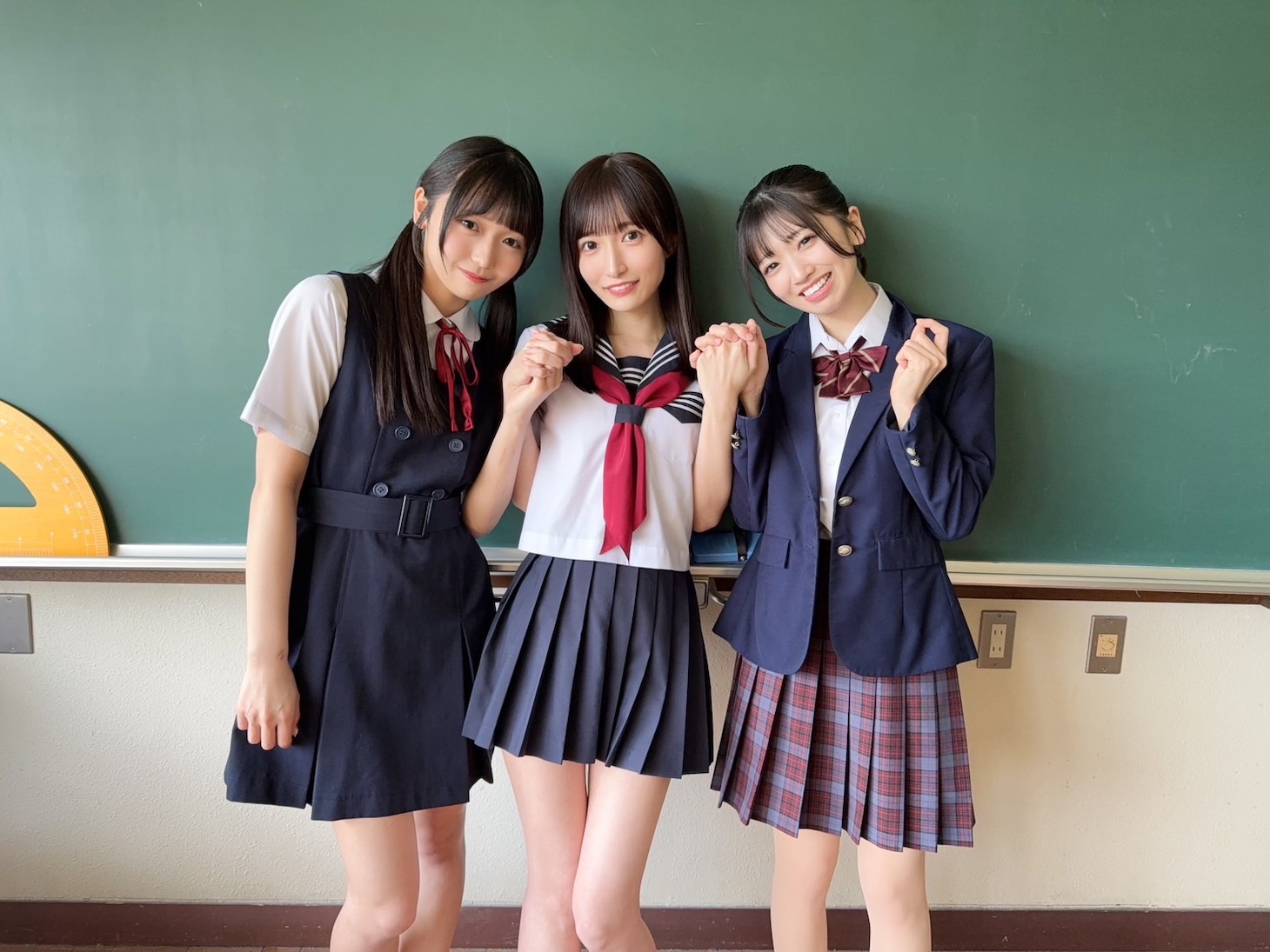 FES☆TIVEの新メンバー。左から七瀬あい、星乃ななみ、小柴あいり。