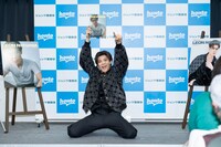 膝スラポーズを決める新浜レオン。（写真提供：B ZONE）