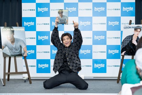 膝スラポーズを決める新浜レオン。(写真提供:B ZONE)