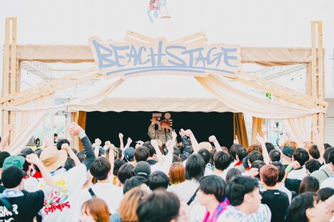 てんぷらDJあげまさ a.k.a. 小野武正(KEYTALK、Alaska Jam)のライブの様子。