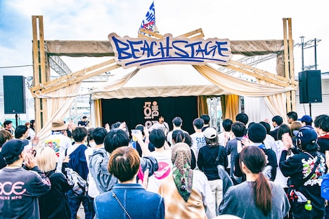 古舘佑太郎のライブの様子。